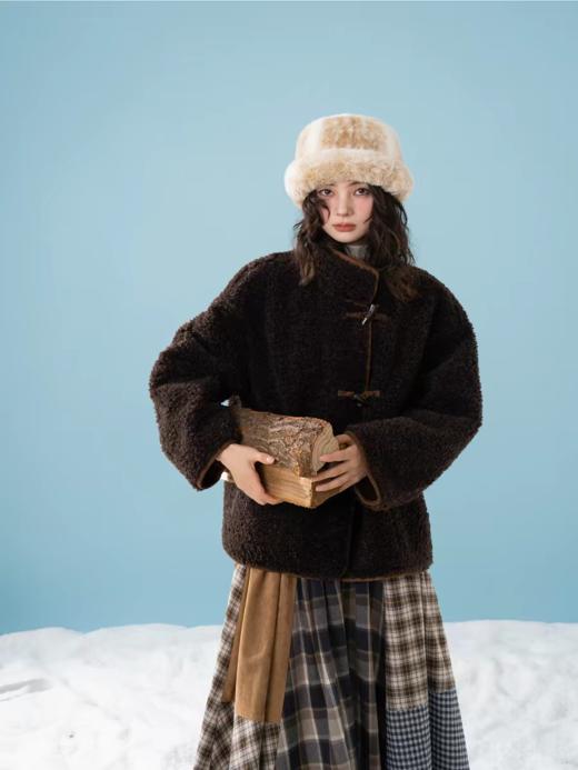 浮生八记/25D261/两面穿北欧皮毛一体羊羔毛牛角扣短外套 商品图2