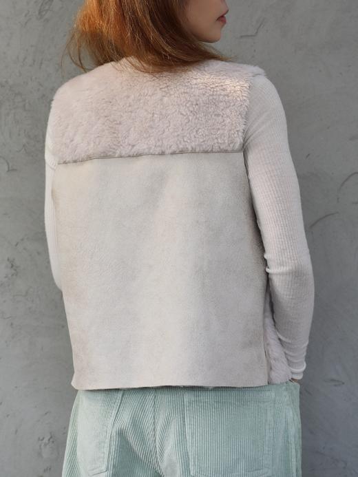 TYNVIE 白色羊羔绒美利奴羊毛毛茸背心 商品图12