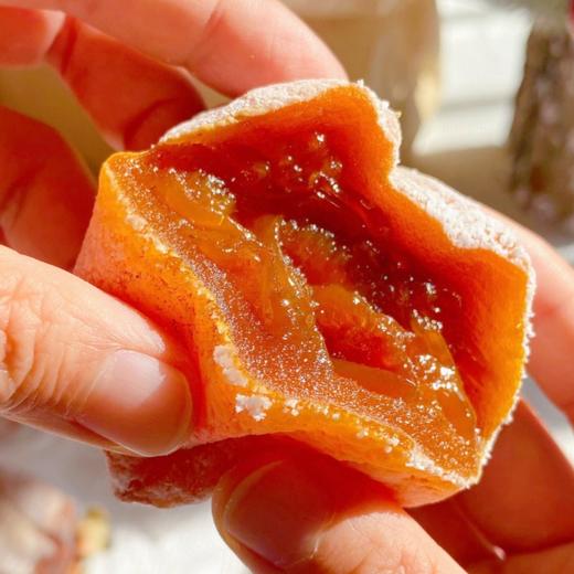 【山东微霜流心柿饼】的甜美，完全浑然天成，纯手工加工，采用传统工艺，不靠捏不靠捂，基本只依靠吊晒过程，日晒脱水，夜间降温，全靠温差糖化去涩 商品图5