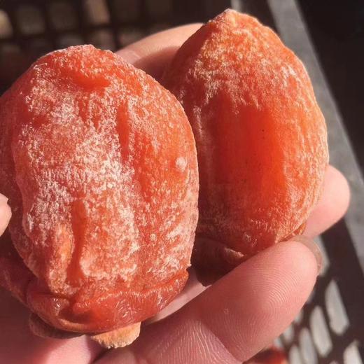 【山东微霜流心柿饼】的甜美，完全浑然天成，纯手工加工，采用传统工艺，不靠捏不靠捂，基本只依靠吊晒过程，日晒脱水，夜间降温，全靠温差糖化去涩 商品图4