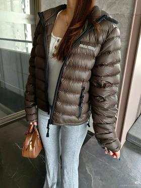 MIUMIU排骨羽绒服轻薄女款白鹅绒外套