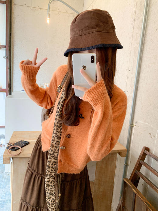 <曾小咸推荐>现货秒杀 ！微信超特价！韩系百褶裙半身裙 日常169.99 立减90 秒杀79.99！！开衫（带丝巾） 日常199.99 立减100 秒杀99.99！！ 商品图0