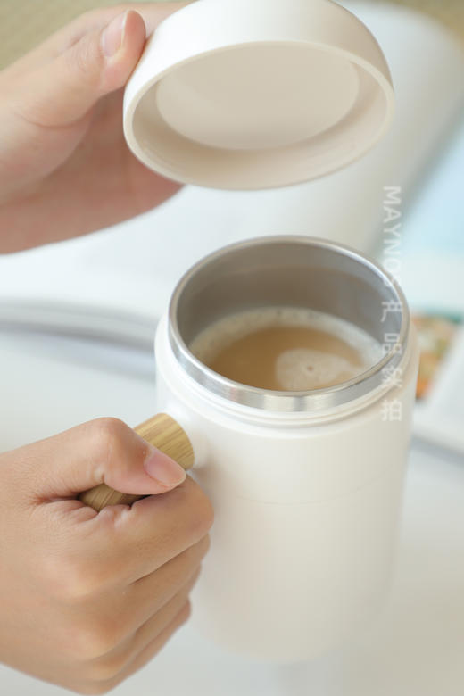  🌟【MAYNOS磁力自动搅拌杯】 只需💰35.9元手残党也能喝上完美饮品！ ✅8000转/分钟，强劲动力，高速搅拌 ✅304食品级不锈钢，健康材质，耐腐蚀 商品图4