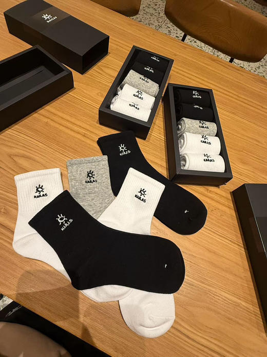 秋冬必备!出口亚马逊订单!凯乐石男女同款黑灰白中筒袜5双装纯棉抗菌防臭弹力袜子
均码38-44 商品图5