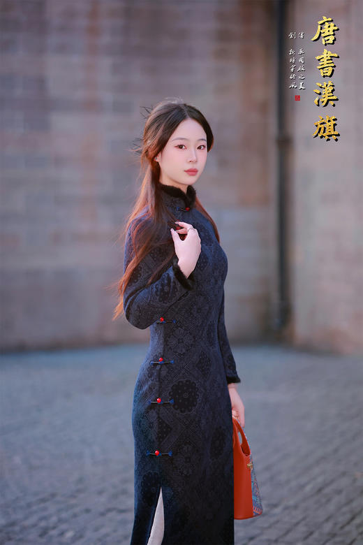 【冬檐素锦】藏青底色搭配复古提花纹样，领口与袖口饰毛绒边，中式立领配撞色盘扣，甄选厚实面料兼顾保暖与质感，尽显东方雅致韵味，日常穿搭或国风场景皆可驾驭。 商品图4