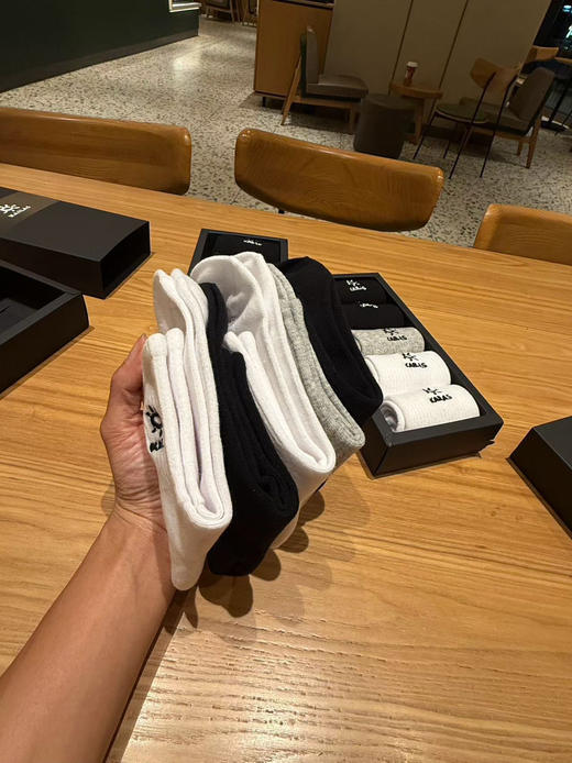 秋冬必备!出口亚马逊订单!凯乐石男女同款黑灰白中筒袜5双装纯棉抗菌防臭弹力袜子
均码38-44 商品图10