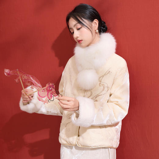 三彩2026新款国风环保皮草毛毛围巾小围脖交叉保暖毛绒球女温柔 商品图2