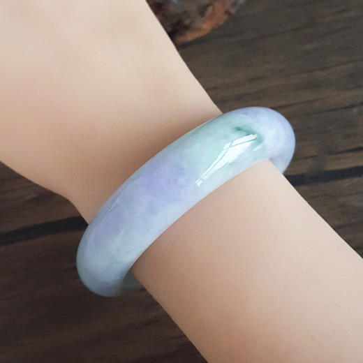 【天然正品】A货翡翠天然精品正桩细腻细豆种春彩紫罗兰飘蓝花55.5号翡翠手镯 101225NJS17 商品图7