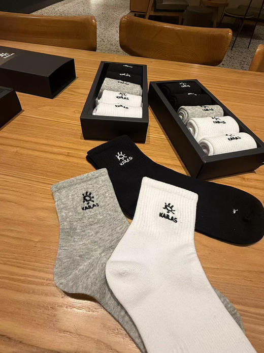 秋冬必备!出口亚马逊订单!凯乐石男女同款黑灰白中筒袜5双装纯棉抗菌防臭弹力袜子
均码38-44 商品图6