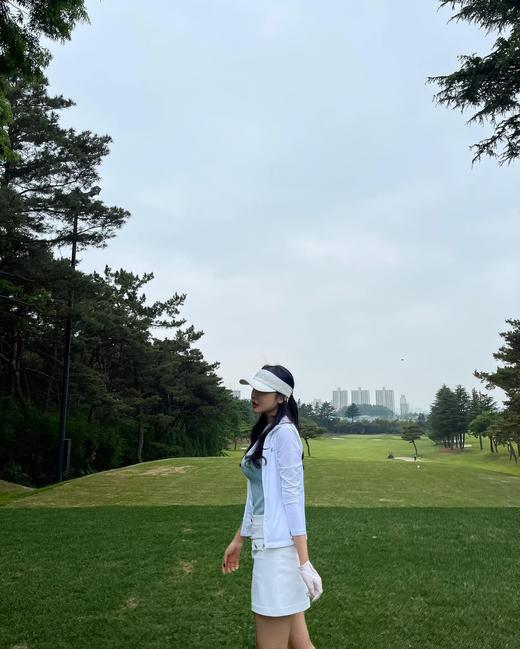 仙女家女士新款轻薄珍珠外套来了！轻量级防晒外套，面料有弹力亲肤不贴身！她家类似的防晒外套我们卖断货了几批，现在依然是热卖款，足以证明它的优秀！新款款式继续延续黑白经典款！ 商品图4