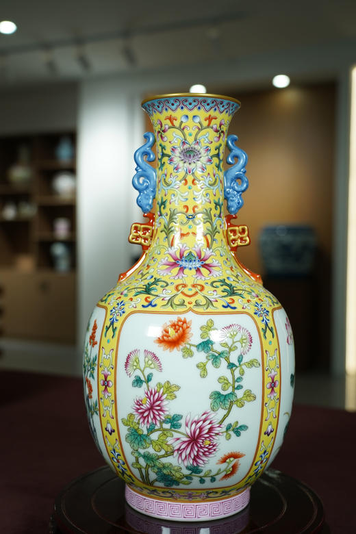 黄地粉彩开光四季花卉螭耳 商品图0