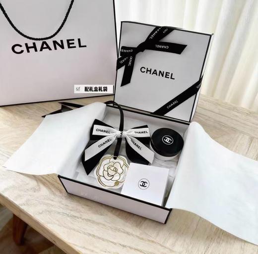 【礼物推荐】香奈儿圣诞两件套 经典车挂+山茶花唇膜10g 商品图0