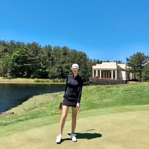 FL家新款女士薄款拉链外套来了！简简单单的拉链外套，后面配有褶皱尾摆，设计小巧思作为点睛之笔恰到好处，尽显女士的性感优雅曲线！搭配可以凸显身材的包臀短裙，是运动MM可以一键复制的穿搭参考！ 商品图4