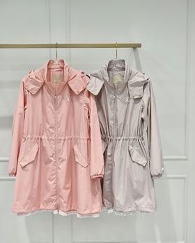 FL春季新款女士防风防雨轻薄中长外套，防风防雨的外套打球几乎是必备单品，卡其和粉色都是十分减龄又不挑肤的减龄色。轻薄的功能面料内有一层透气网布，穿着起来不会闷热，可外露的内层网布下摆织带印花设计!