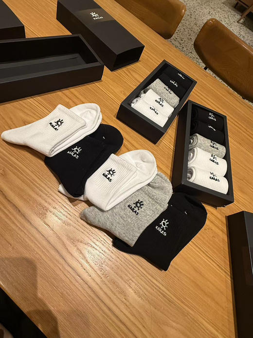 秋冬必备!出口亚马逊订单!凯乐石男女同款黑灰白中筒袜5双装纯棉抗菌防臭弹力袜子
均码38-44 商品图4
