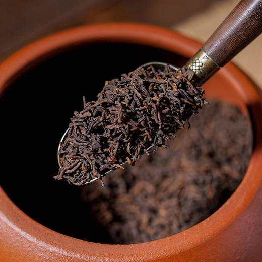 【8折，买2送紫陶杯】2008年《闲饮东窗》勐海宫廷普洱熟茶 400克/罐 商品图2