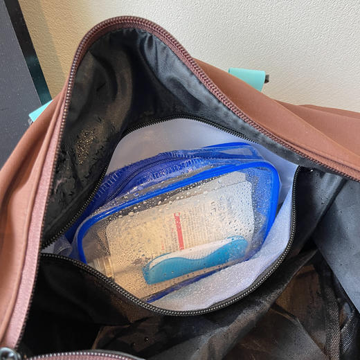 轻便出行超能装！【JACOPONNUS 大容量多功能包包】干湿分离 独立鞋位 多空间 大空间 耐用挂钩 顺滑拉链 手提/单件/斜挎 商品图6