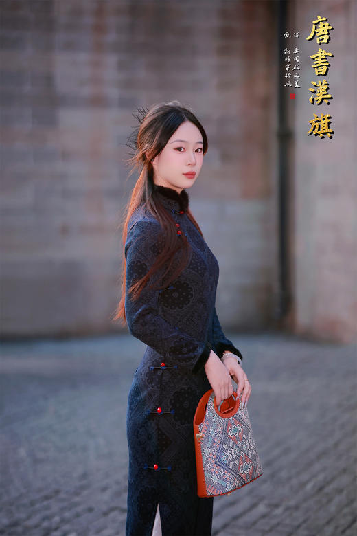 【冬檐素锦】藏青底色搭配复古提花纹样，领口与袖口饰毛绒边，中式立领配撞色盘扣，甄选厚实面料兼顾保暖与质感，尽显东方雅致韵味，日常穿搭或国风场景皆可驾驭。 商品图7