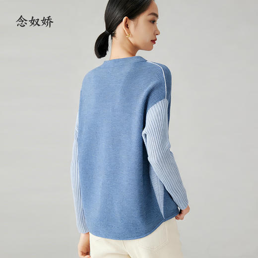 【商场同款】CNK5923 “ 王冠蓝拼色毛衫 ” 宽松廓形，打造慵懒造型。拼色设计简约大方，适配各种场合 商品图4