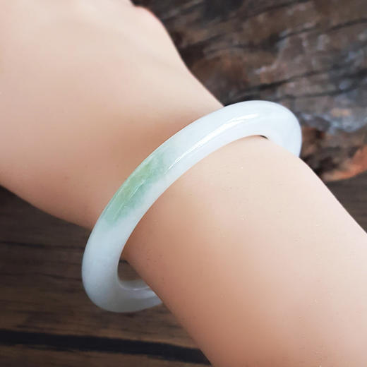 【天然正品】A货翡翠天然细腻糯种飘蓝花50.5号圆条翡翠手镯 101225NJS15特价：680 商品图7
