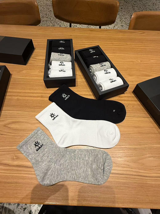 秋冬必备!出口亚马逊订单!凯乐石男女同款黑灰白中筒袜5双装纯棉抗菌防臭弹力袜子
均码38-44 商品图3