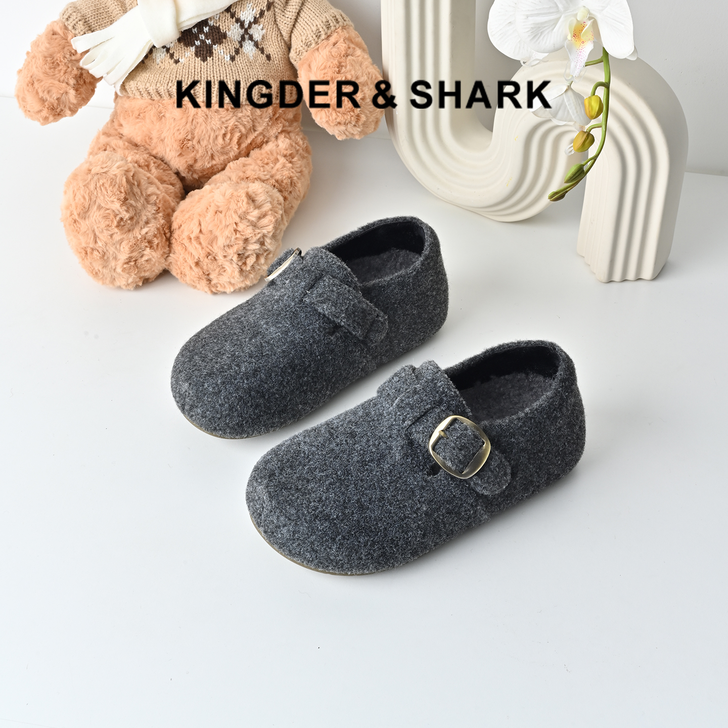 经典鲨2025冬季专柜新款时尚灰色加绒魔术贴毛毛鞋勃肯鞋女KW397-558011