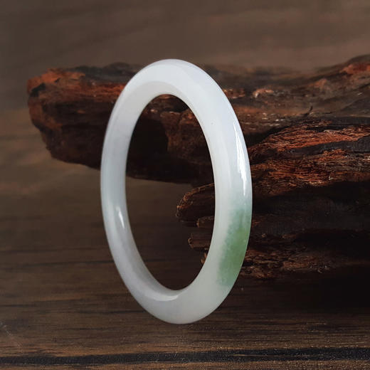 【天然正品】A货翡翠天然细腻糯种飘蓝花50.5号圆条翡翠手镯 101225NJS15特价：680 商品图3