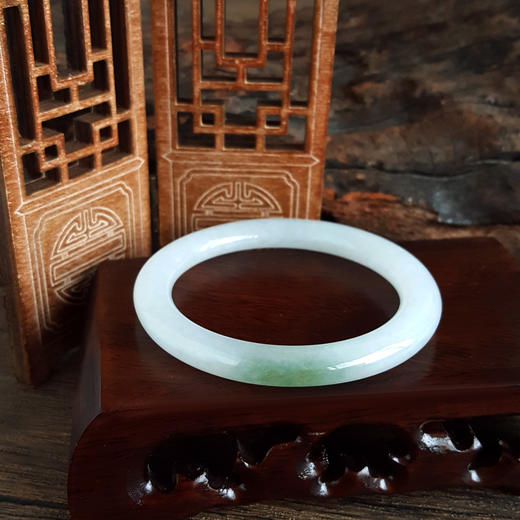 【天然正品】A货翡翠天然细腻糯种飘蓝花50.5号圆条翡翠手镯 101225NJS15特价：680 商品图2