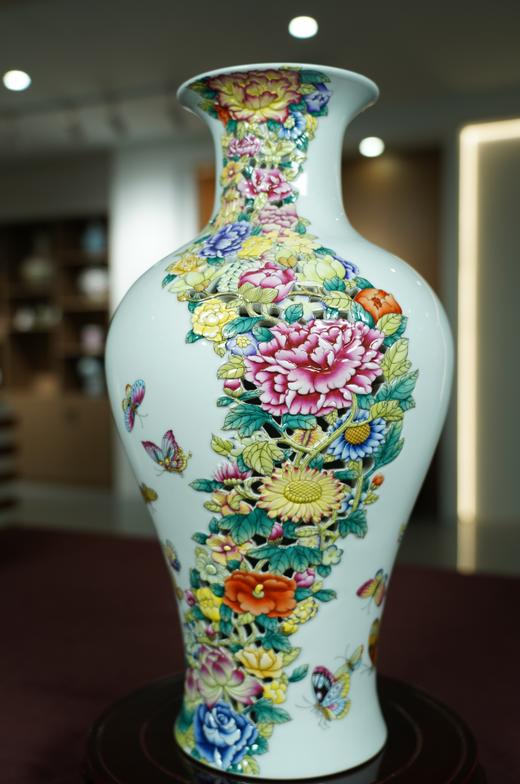 珐琅彩雕刻一路繁花鱼尾瓶 商品图0