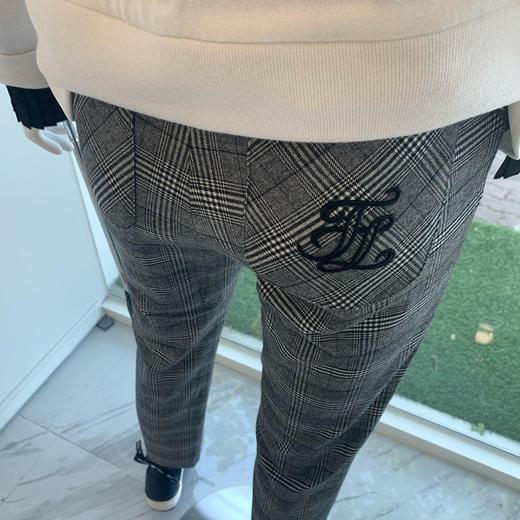 FL早春女士格纹磨毛长裤来了！与格纹百褶裙同款设计同种面料，磨毛格纹布舒适亲肤有弹性，挺括有型，长直筒版型，提臀显瘦，格纹非常法式慵懒风格，时髦感直升！搭配素色上衣就能轻松打造洒脱优雅的气质女造型！ 商品图3