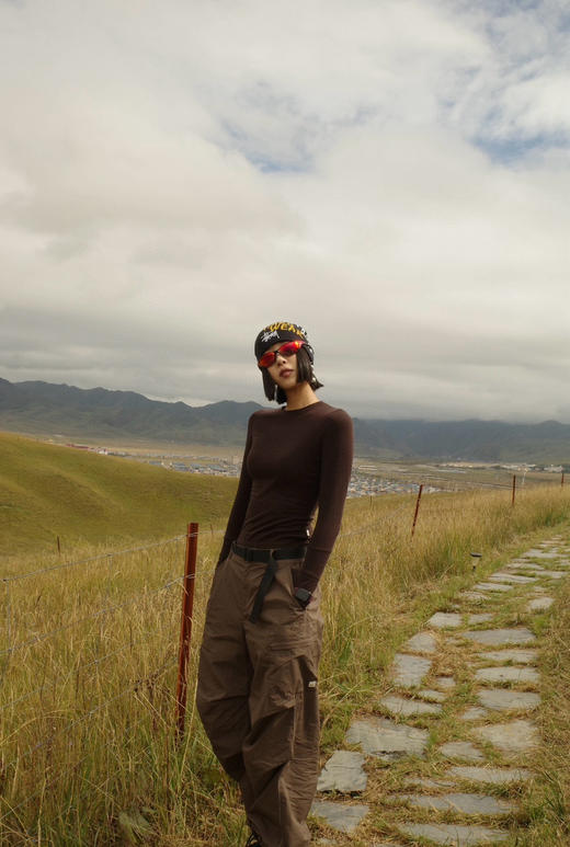 【秒杀价已调 直接拍】COS 磨绒 极简风 修身版型 通勤指孔 磨绒 打底衫 商品图4