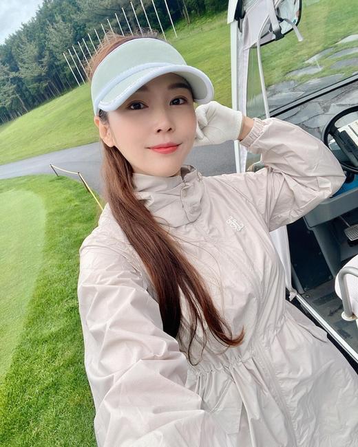 FL春季新款女士防风防雨轻薄中长外套，防风防雨的外套打球几乎是必备单品，卡其和粉色都是十分减龄又不挑肤的减龄色。轻薄的功能面料内有一层透气网布，穿着起来不会闷热，可外露的内层网布下摆织带印花设计! 商品图5