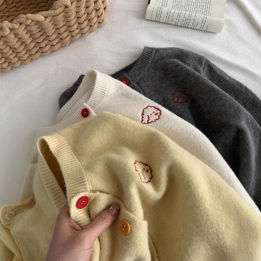 温柔复古减龄小狗刺绣彩扣圆领针织开衫 秋冬毛衣加厚外套 商品图2