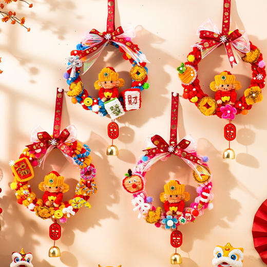 【DIY扭扭棒花环摆件 挂在哪里都是福气】2026马年财神花环挂件 春节氛围布置 过年新款装饰场景道具  氛围感拉满 商品图1