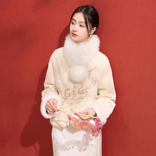 三彩2026新款国风环保皮草毛毛围巾小围脖交叉保暖毛绒球女温柔 商品图4