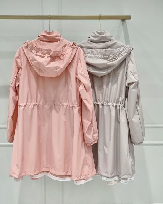 FL春季新款女士防风防雨轻薄中长外套，防风防雨的外套打球几乎是必备单品，卡其和粉色都是十分减龄又不挑肤的减龄色。轻薄的功能面料内有一层透气网布，穿着起来不会闷热，可外露的内层网布下摆织带印花设计! 商品图1