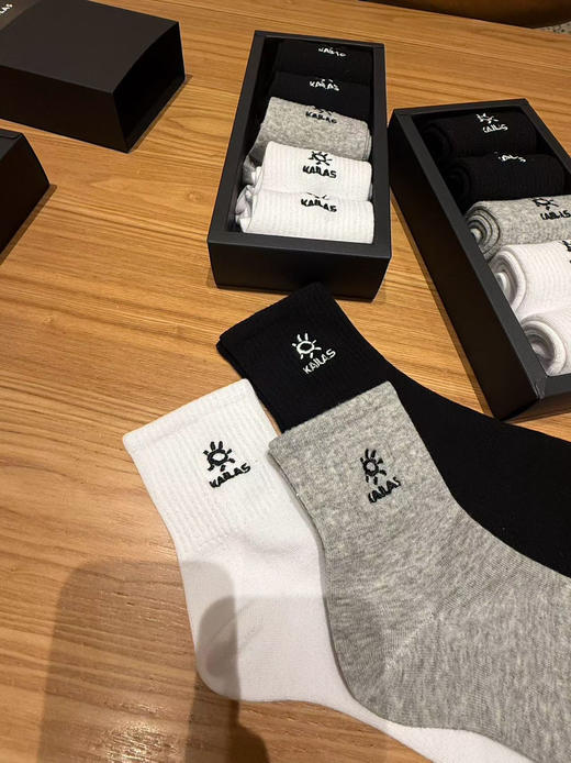 秋冬必备!出口亚马逊订单!凯乐石男女同款黑灰白中筒袜5双装纯棉抗菌防臭弹力袜子
均码38-44 商品图8