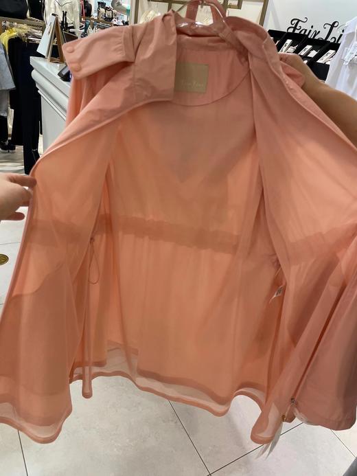 FL春季新款女士防风防雨轻薄中长外套，防风防雨的外套打球几乎是必备单品，卡其和粉色都是十分减龄又不挑肤的减龄色。轻薄的功能面料内有一层透气网布，穿着起来不会闷热，可外露的内层网布下摆织带印花设计! 商品图2