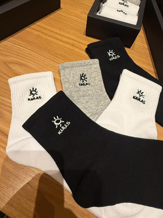 秋冬必备!出口亚马逊订单!凯乐石男女同款黑灰白中筒袜5双装纯棉抗菌防臭弹力袜子
均码38-44 商品图7