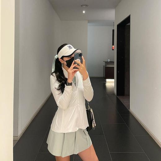 FL家新款女士薄款拉链外套来了！简简单单的拉链外套，后面配有褶皱尾摆，设计小巧思作为点睛之笔恰到好处，尽显女士的性感优雅曲线！搭配可以凸显身材的包臀短裙，是运动MM可以一键复制的穿搭参考！ 商品图6