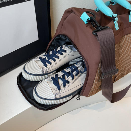 轻便出行超能装！【JACOPONNUS 大容量多功能包包】干湿分离 独立鞋位 多空间 大空间 耐用挂钩 顺滑拉链 手提/单件/斜挎 商品图3