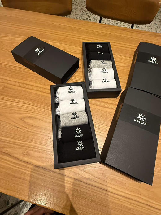 秋冬必备!出口亚马逊订单!凯乐石男女同款黑灰白中筒袜5双装纯棉抗菌防臭弹力袜子
均码38-44 商品图2