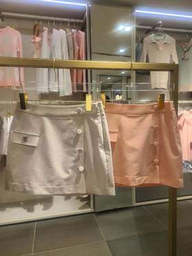 FL家春夏薄款女士A字裙来了！A字廓形让裙身更简练流畅，不同身型穿搭都足够自在，裙边小开叉，性感恰到好处，内有打底短裤不惧走光，非常显线条亦百搭！