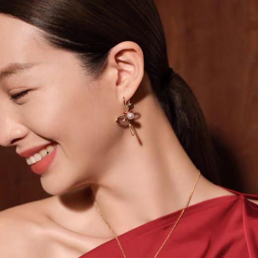 2楼Fellala/翡拉拉「福结」系列珍珠耳钉耳饰货号925428107吊牌价829现价746 商品图4