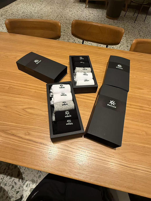 秋冬必备!出口亚马逊订单!凯乐石男女同款黑灰白中筒袜5双装纯棉抗菌防臭弹力袜子
均码38-44 商品图0