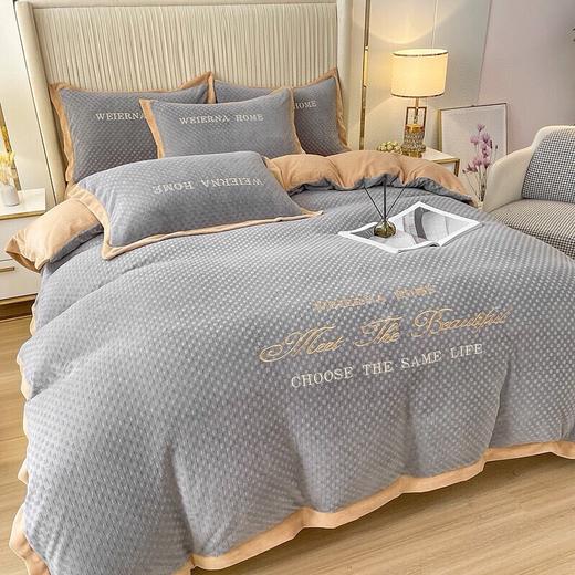 轻奢风提花绣花宽边牛奶绒棋盘格四件套】 面料精选抗静电高克重牛奶绒(内含导电丝)、柔软亲肤 商品图3