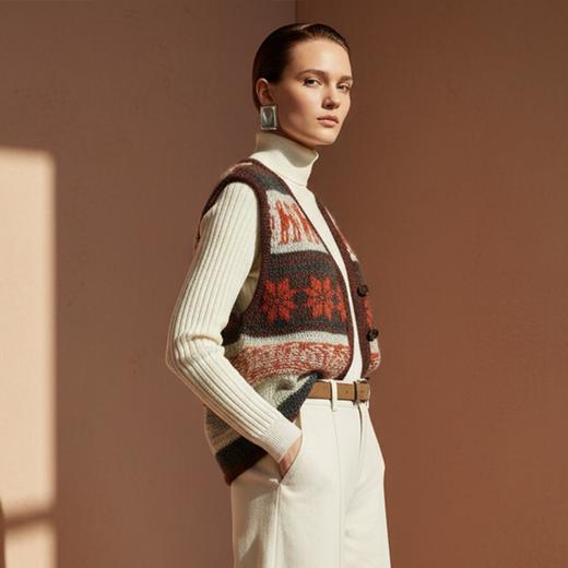 Famecoco范可儿纯羊毛复古文艺粗针提花V领叠穿马甲短款FAD8CA105 商品图2