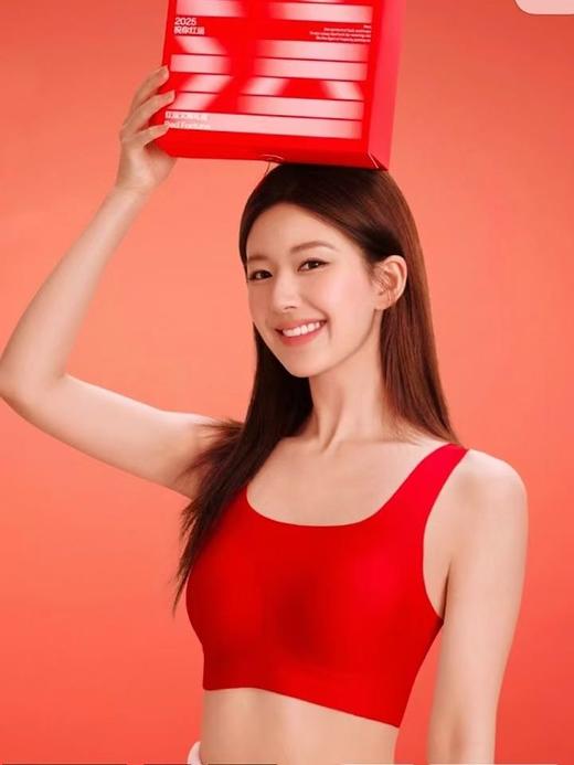 一店d 元旦幸运红盒内衣礼盒套组来咯‼️一共两个系列 背心式套装➕排扣款套装 无痕设计 上身无压力的0⃣️肤感极致享受〰️本命年姐妹一定要安排起来 商品图1