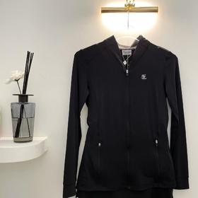 FL家新款女士薄款拉链外套来了！简简单单的拉链外套，后面配有褶皱尾摆，设计小巧思作为点睛之笔恰到好处，尽显女士的性感优雅曲线！搭配可以凸显身材的包臀短裙，是运动MM可以一键复制的穿搭参考！