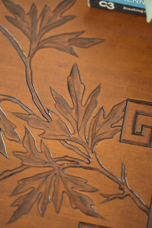 独角鹿西洋古董19世纪末法国家具名坊VIARDOT签名出品东方风格花叶回纹精雕装饰人物亭台主题螺钿镶嵌榉木桌几 商品图6